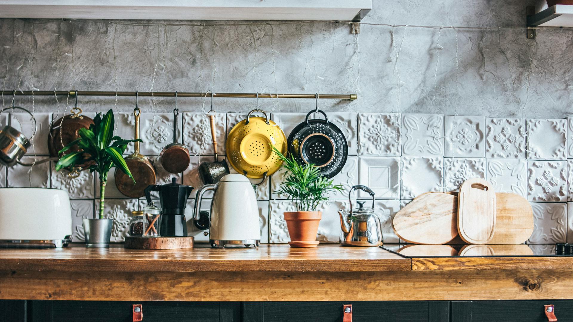 Aufgehängte Kochutensilien in der kleinen Küche