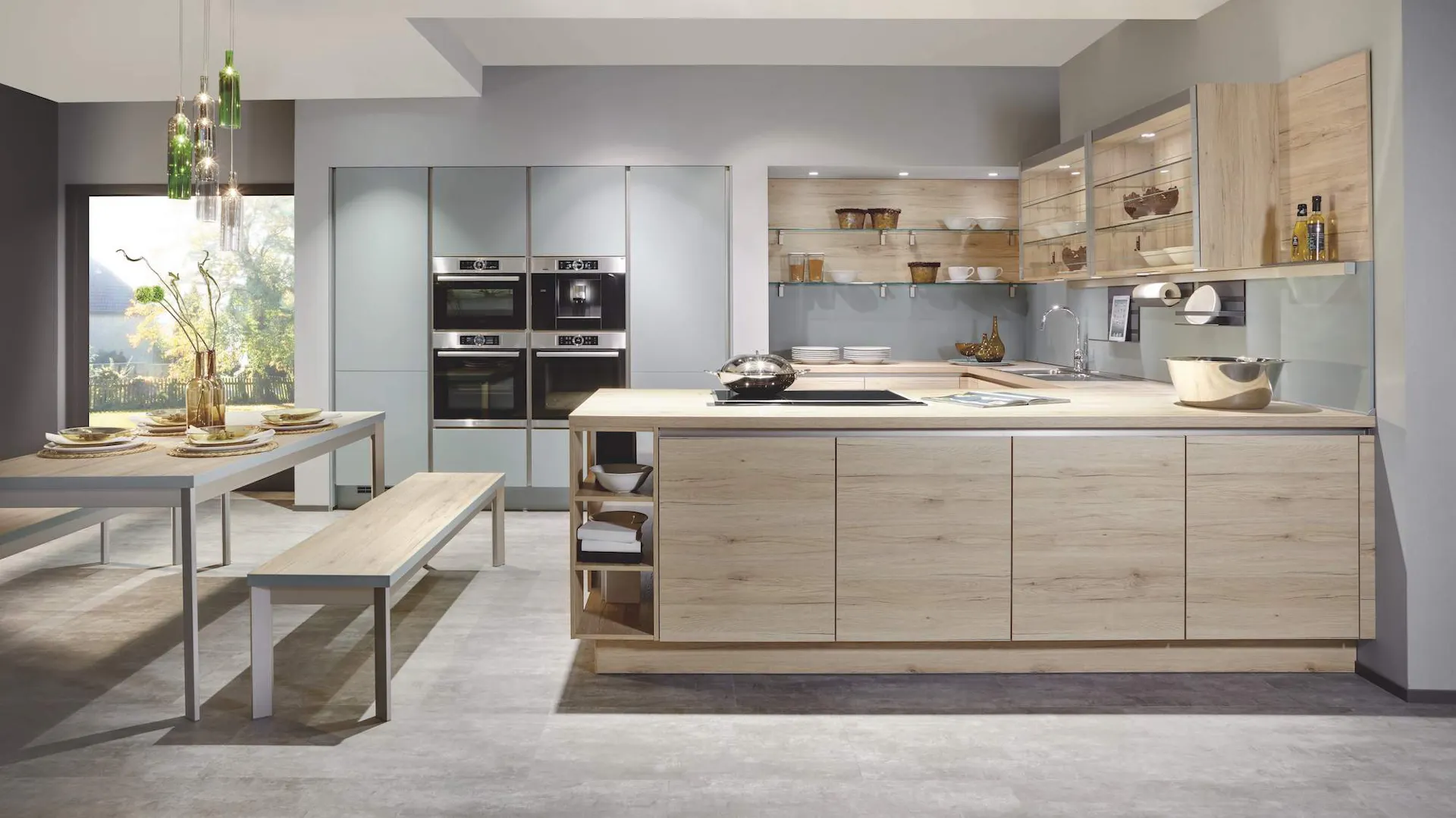 Moderne Küche mit Fronten aus hellem Holz und Esstisch mit Bänken
