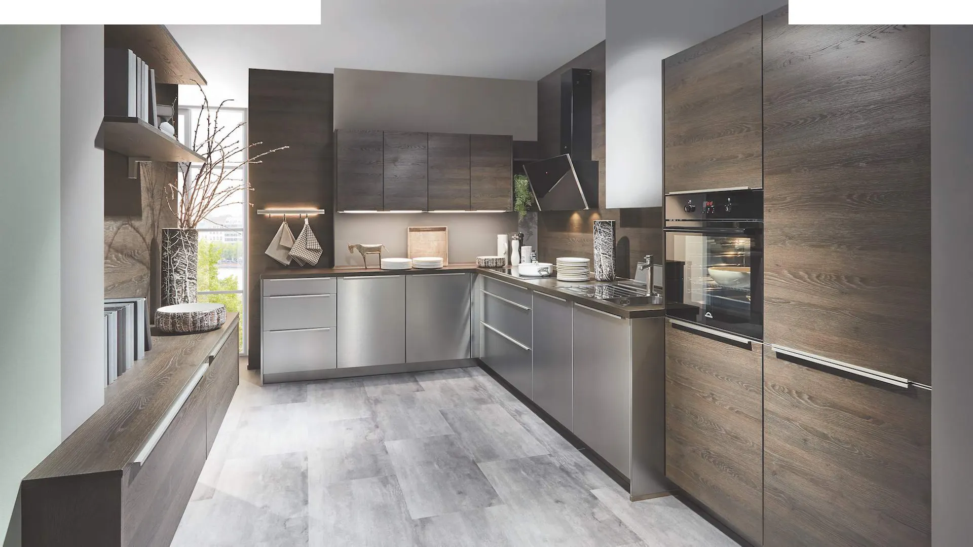 Moderne Küche mit Fronten aus dunklem Holz und gebürstetem Metall sowie Laminat in Fliesenoptik
