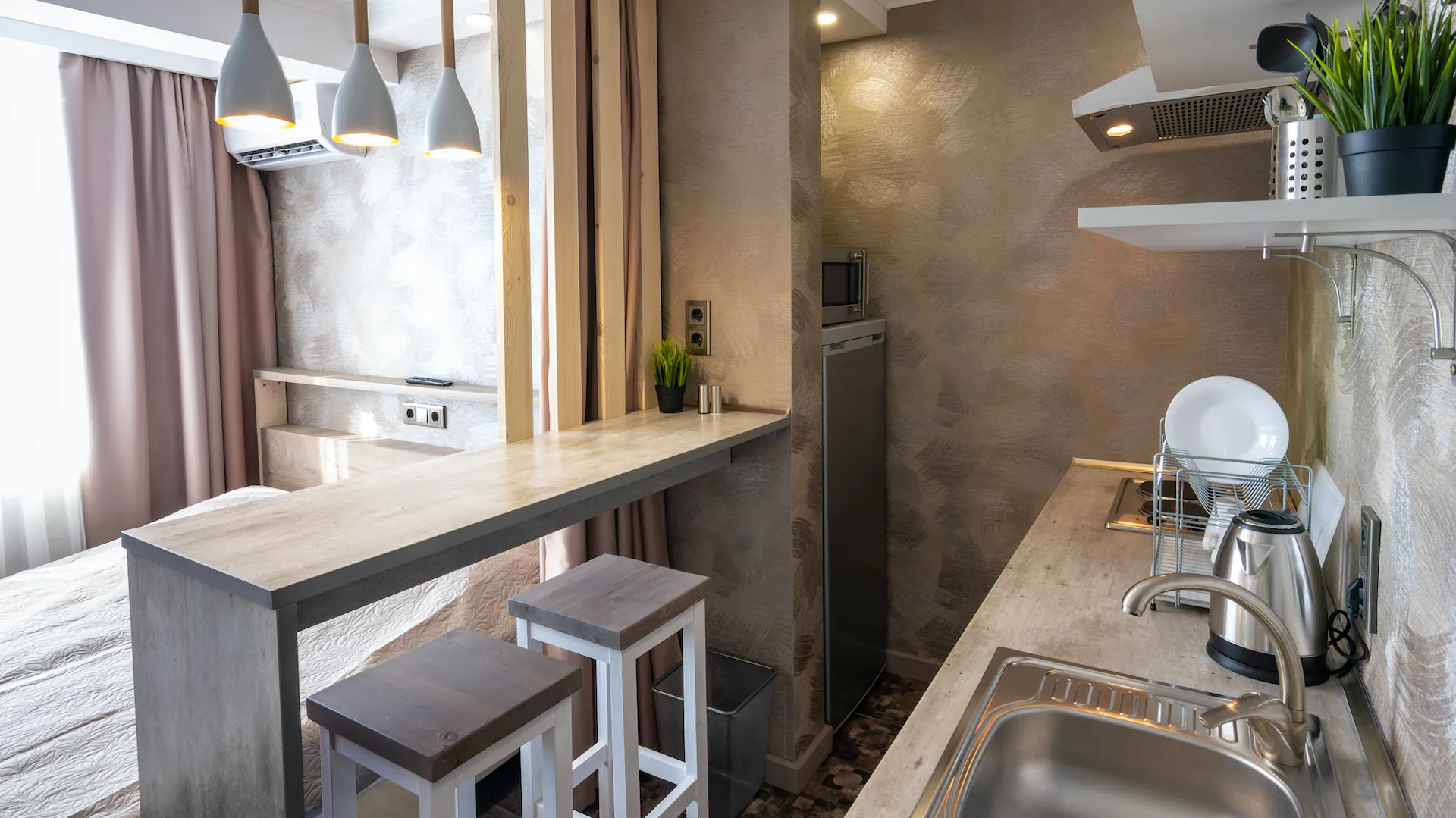 Moderne, kleine offene Küche im Micro-Living-Trend