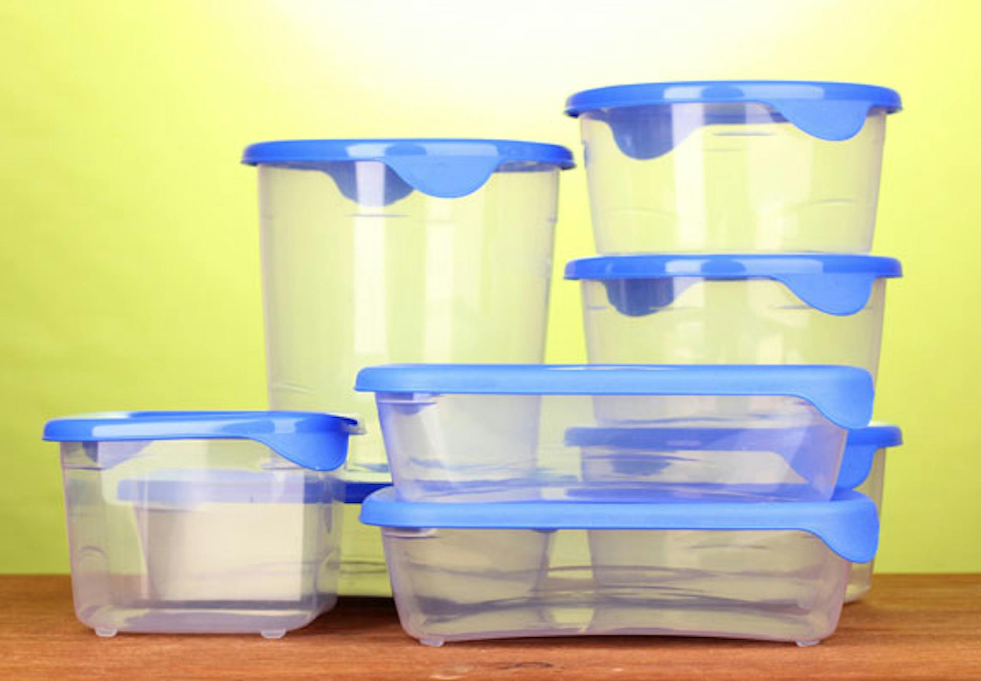 Barattoli in plastica di diverse dimensioni per la conservazione igienica degli alimenti in frigorifero