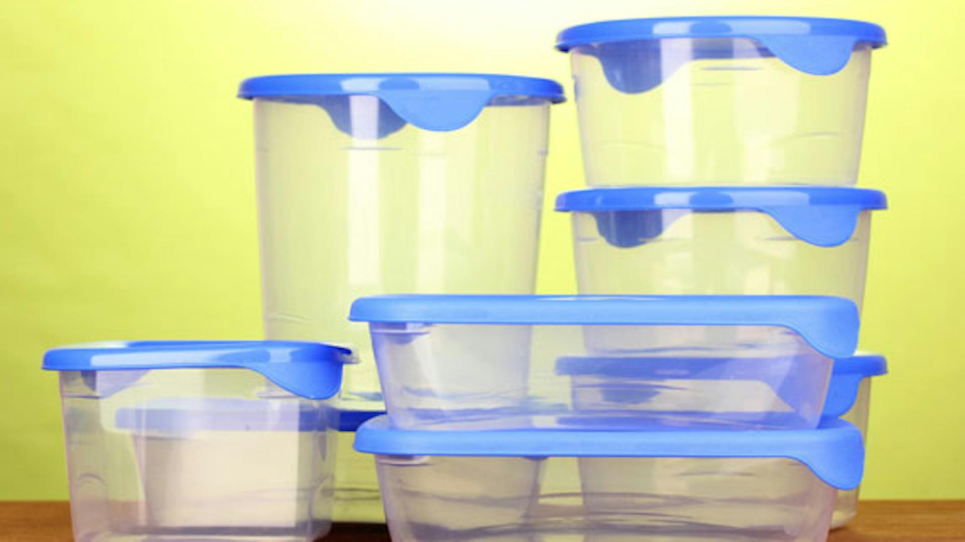 Kunststoffdosen in verschiedenen Größen zur hygienischen Aufbewahrung von Lebensmitteln im Kühlschrank