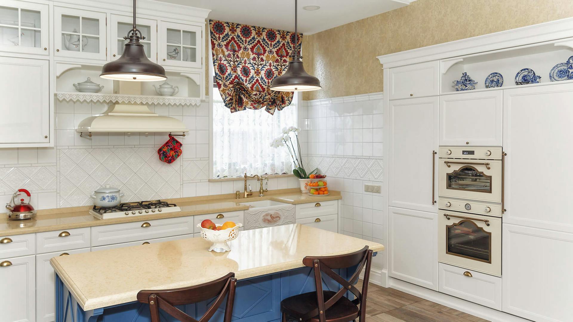 Falusi konyha játékos függőlámpákkal a konyhasziget fölött