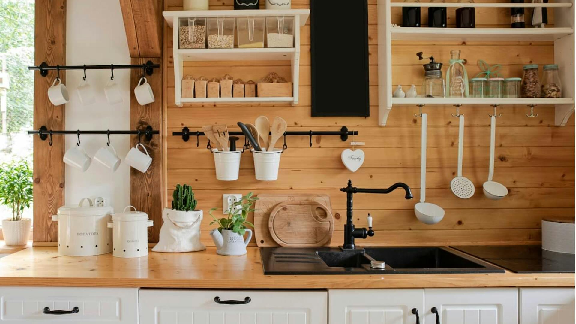 Kleine weiße Landhausküche mit Holzrückwand und Regalen