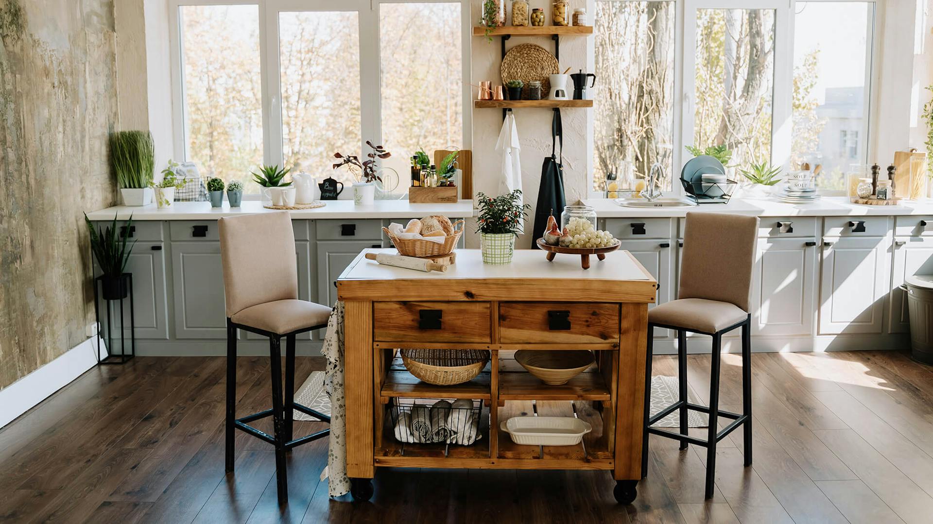 Kücheninsel aus Holz mit zwei Barhockern.