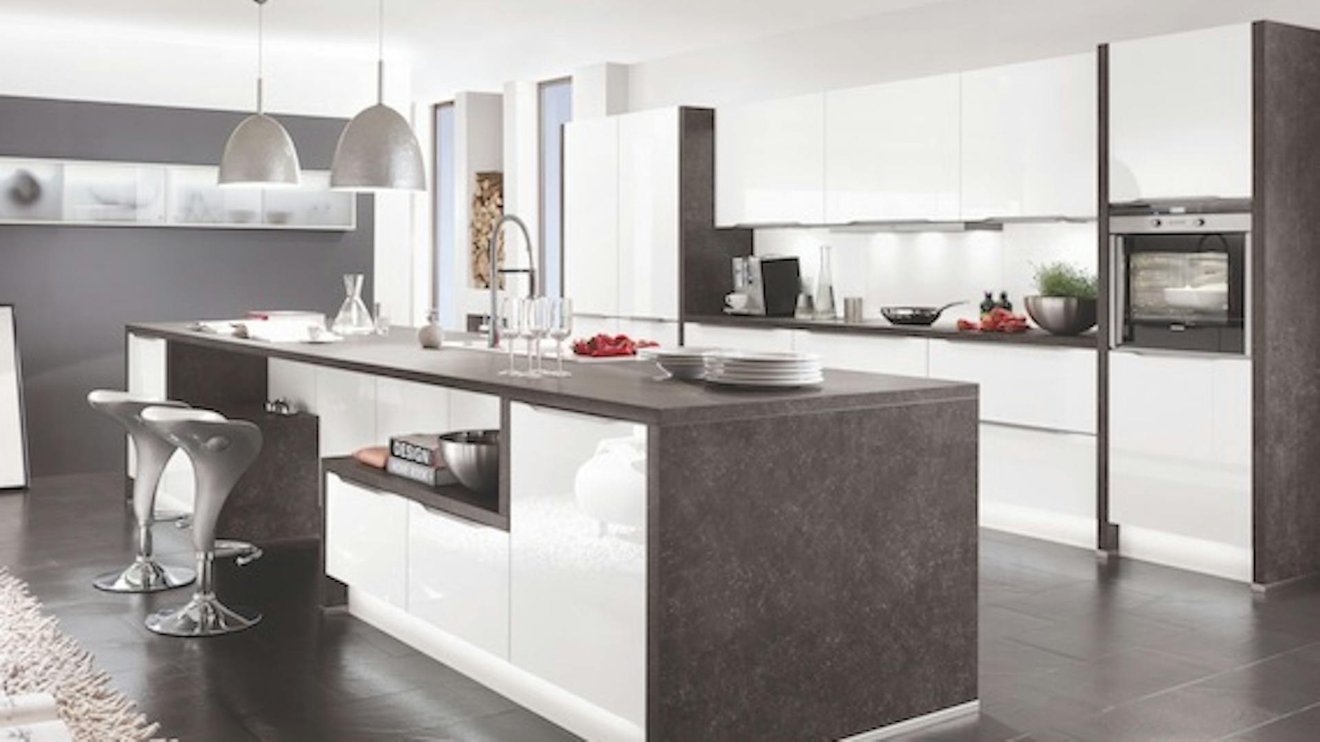 Zweizeilige Küche mit Kochinsel weiße Glasfronten und braune Seitenteile