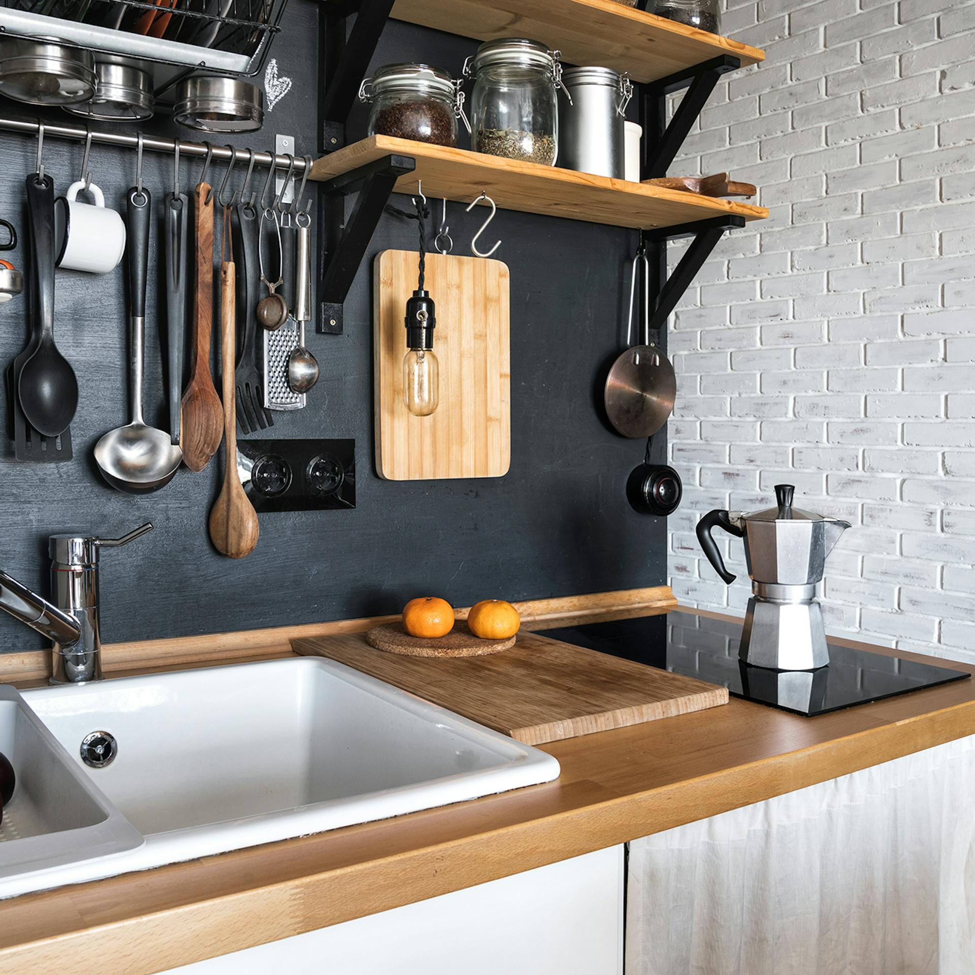 Kleine Küchenzeile mit Relingsystem