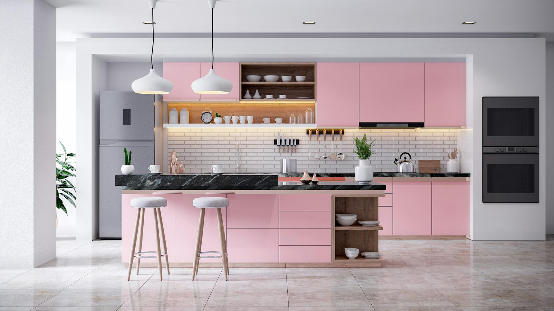 Moderne Designküche in rosa mit schwarzer Marmorarbeitsfläche, Kücheninsel und zwei Barhockern.