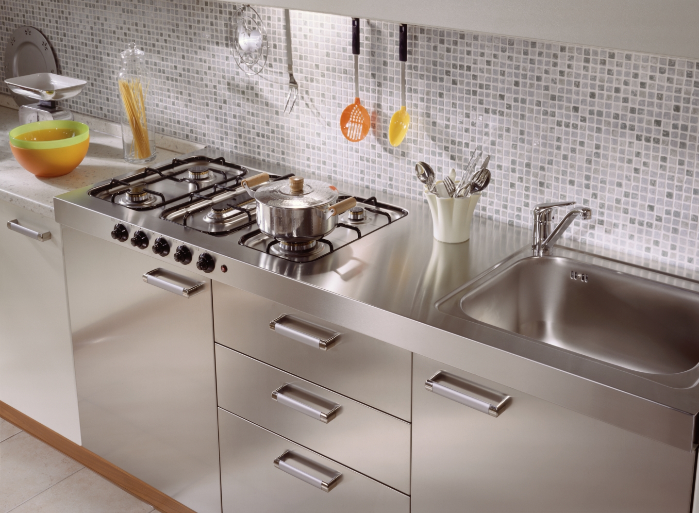 Moderne Küche mit Metallfront.