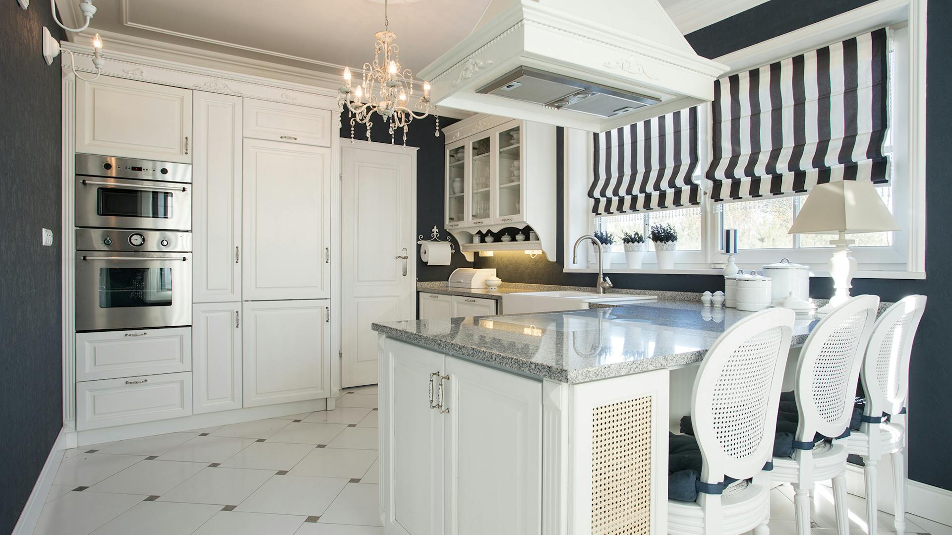 Moderne Landhausküche in schwarz-weiß