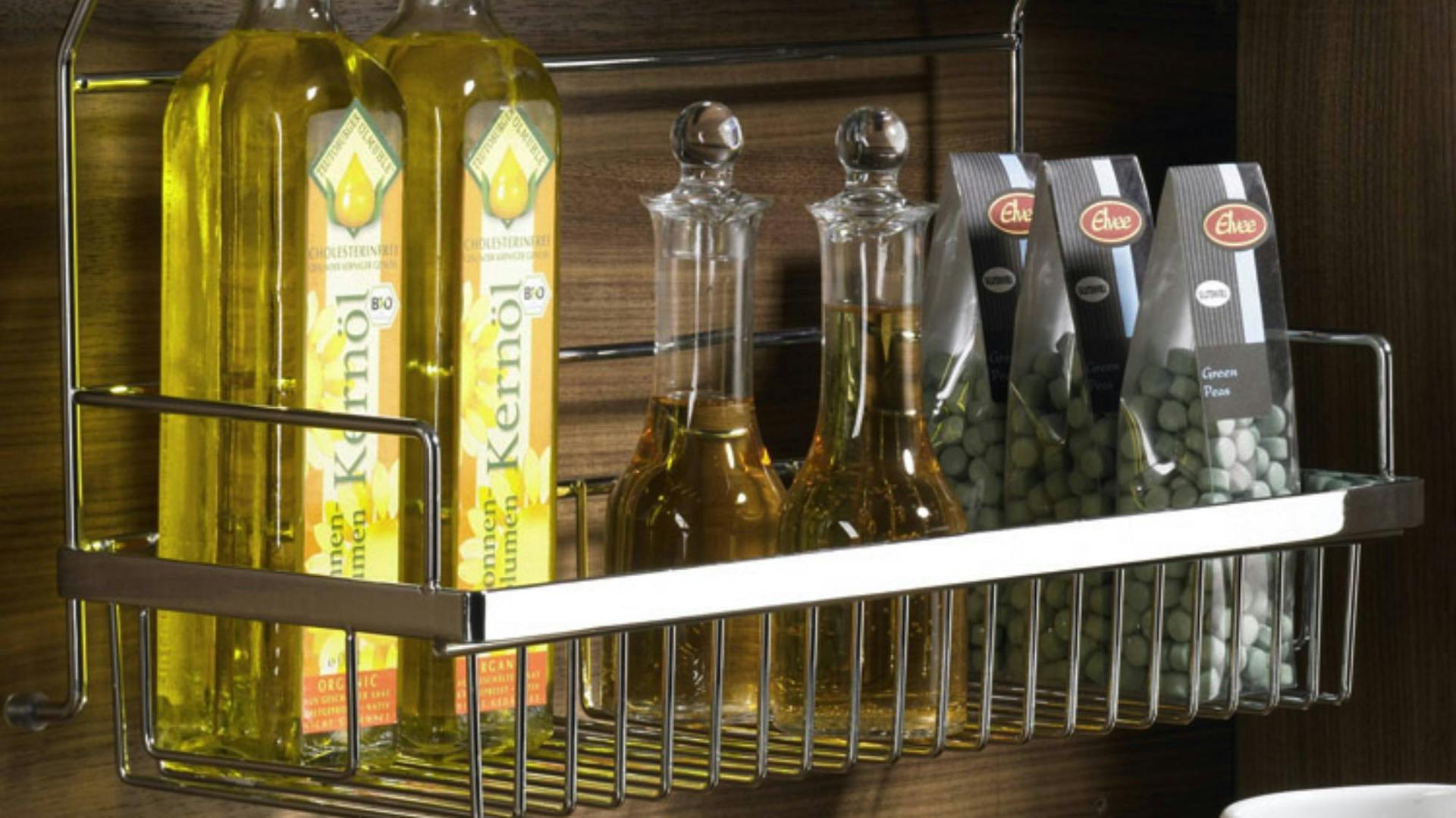 Fali polc a konyhában tele olajjal és fűszerekkel