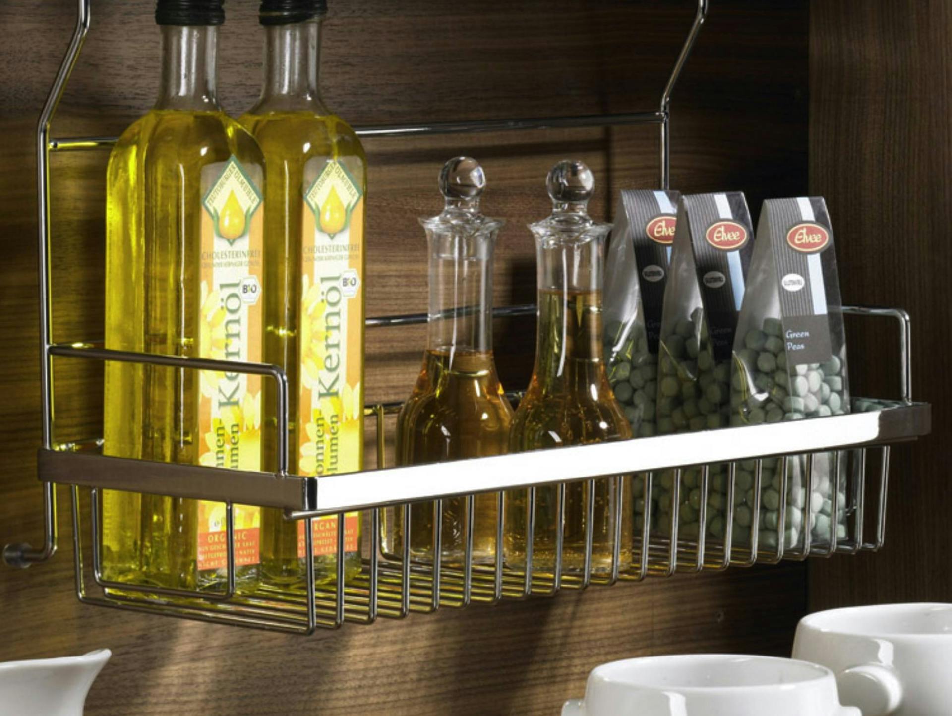 Wandleiste in Küche gefüllt mit Öl und Gewürzen