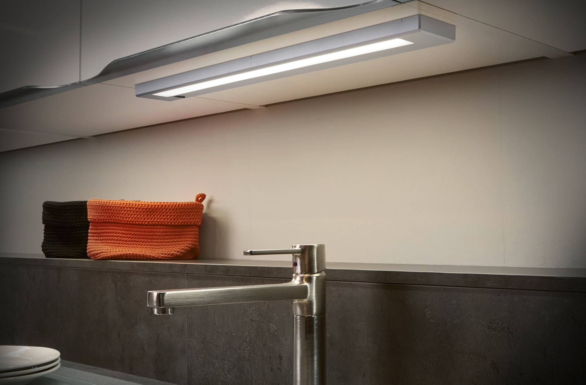 Fénycsík a konyhai faliszekrény alatt