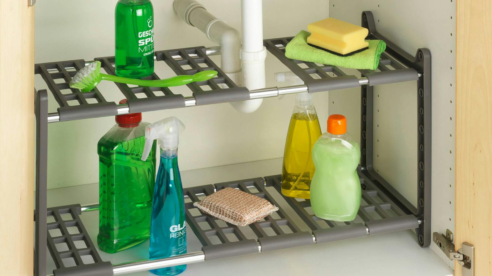 Alsószekrény polccal és takarítóeszközökkel