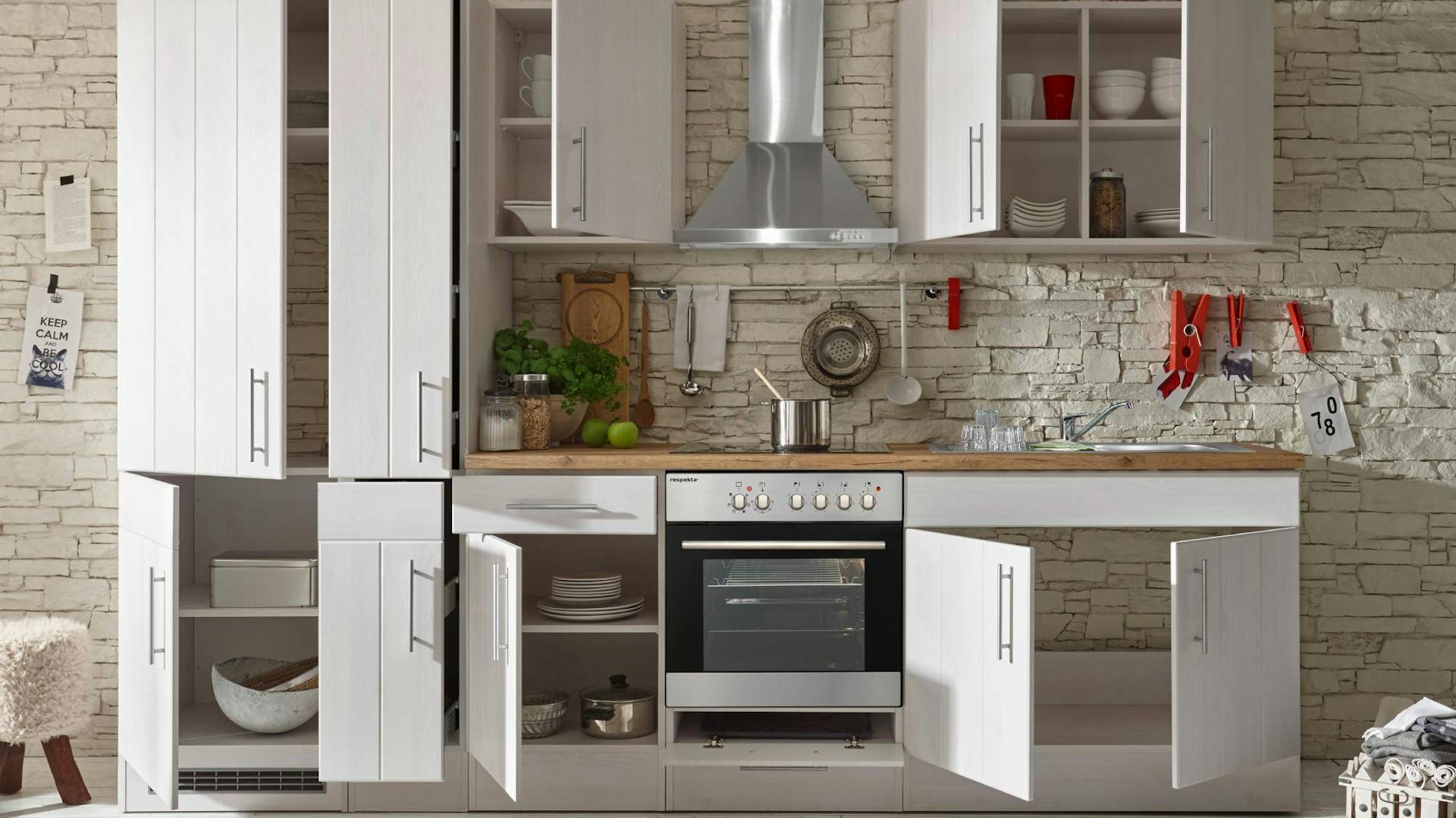 weiße Küchenfront mit Holzplatte