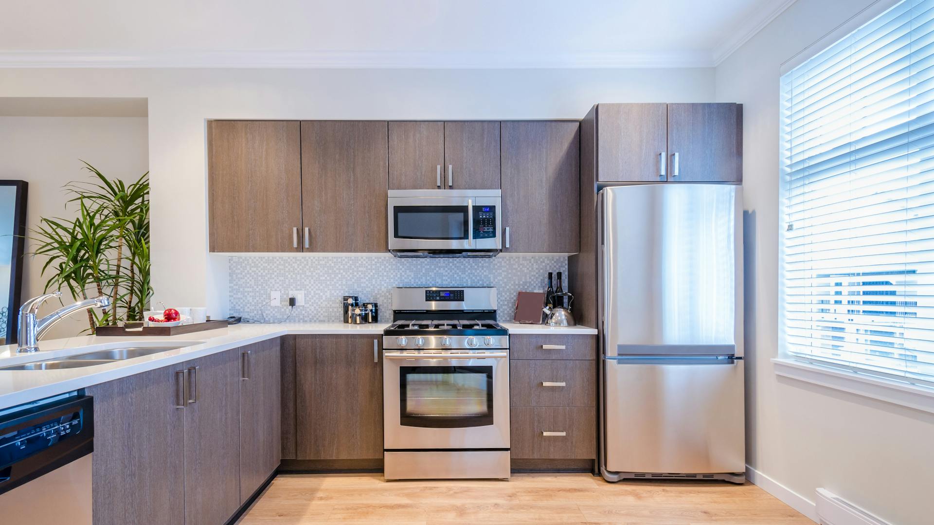 Eine helle Wohnküche mit diversen Elektrogeräten.