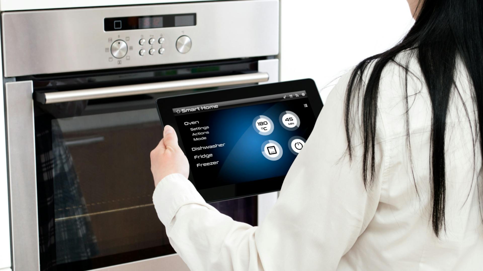 Smart Home-Backofen wird per Tablet und App bedient.