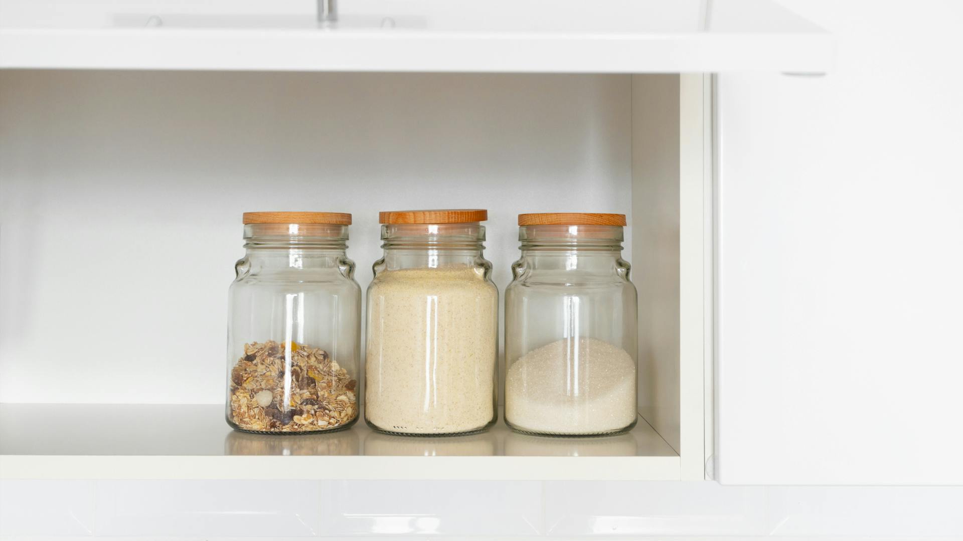 Vorräte im Hängeschrank