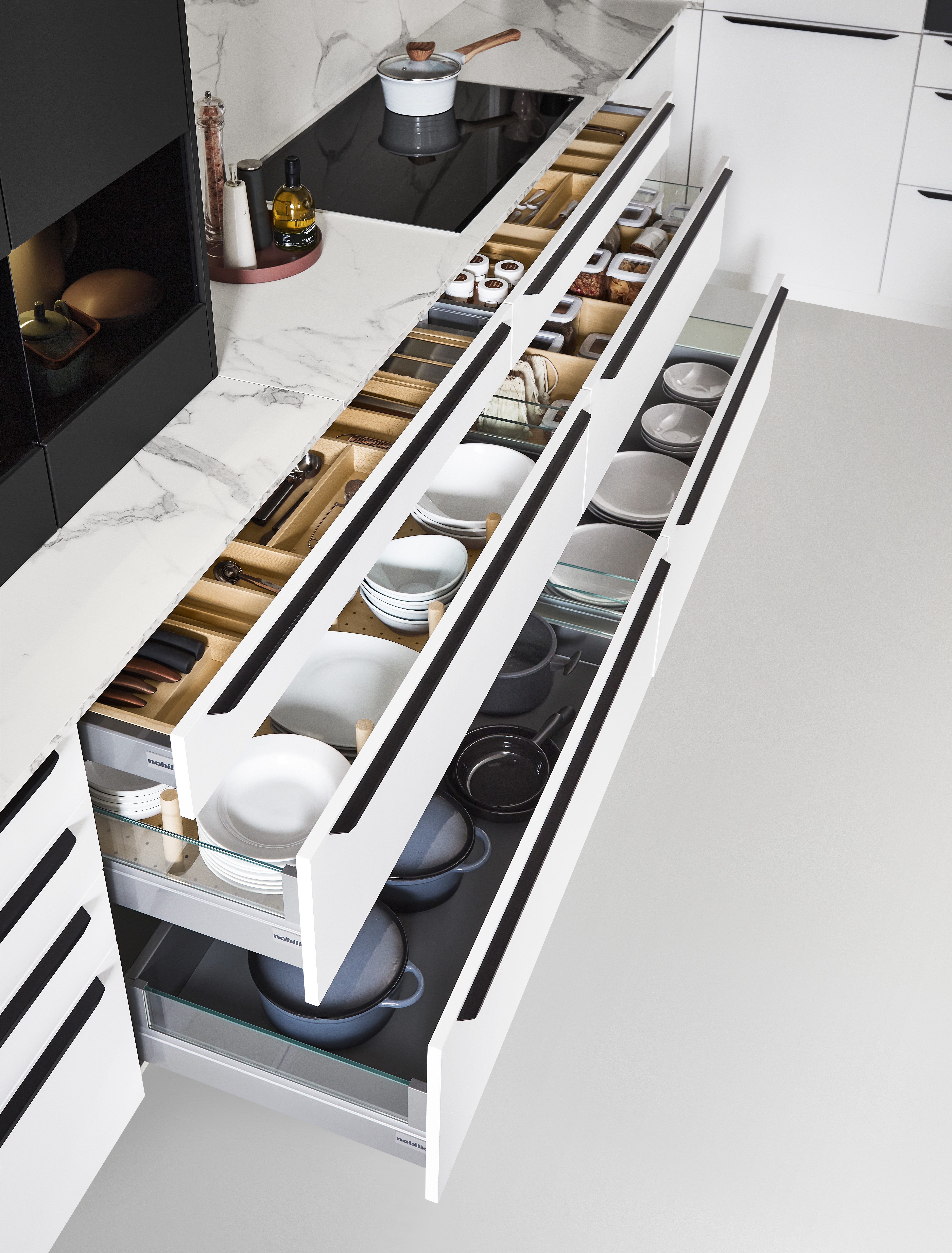 Kuchynská linka Nobilia so zásuvkami.