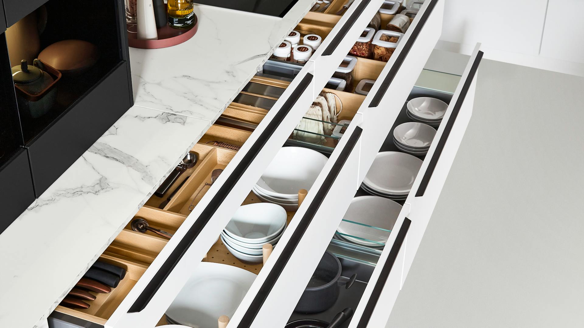 Kuchynská linka Nobilia so zásuvkami.