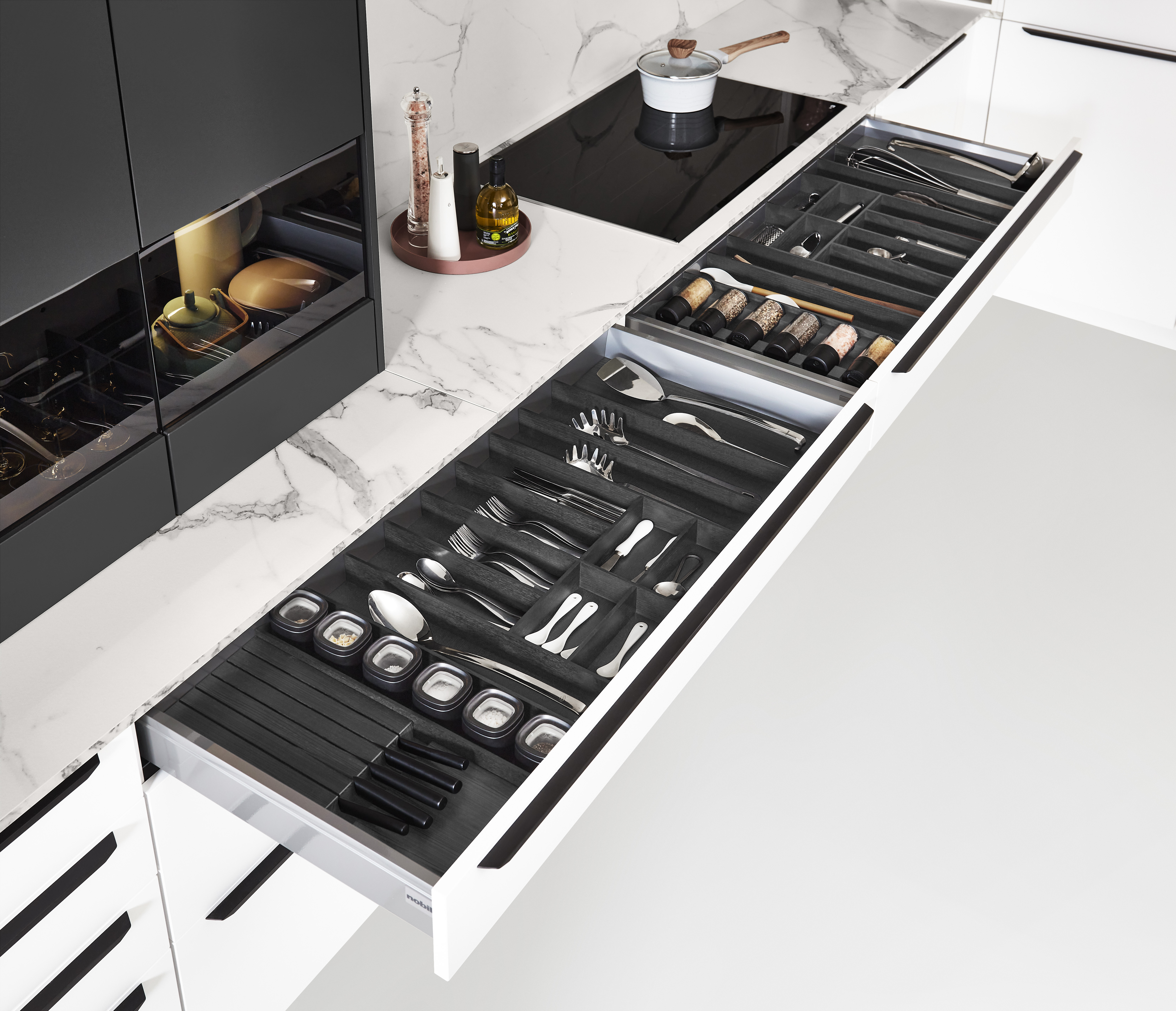 Kuchynská zásuvka Nobilia so zásobníkom na príbory.