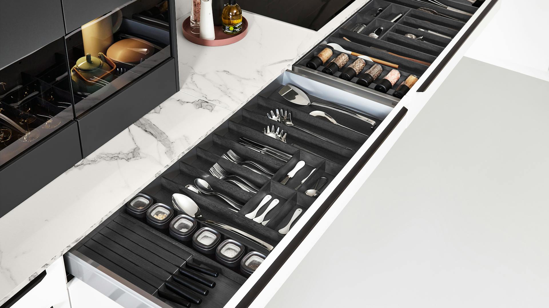 Kuchynská zásuvka Nobilia so zásobníkom na príbory.