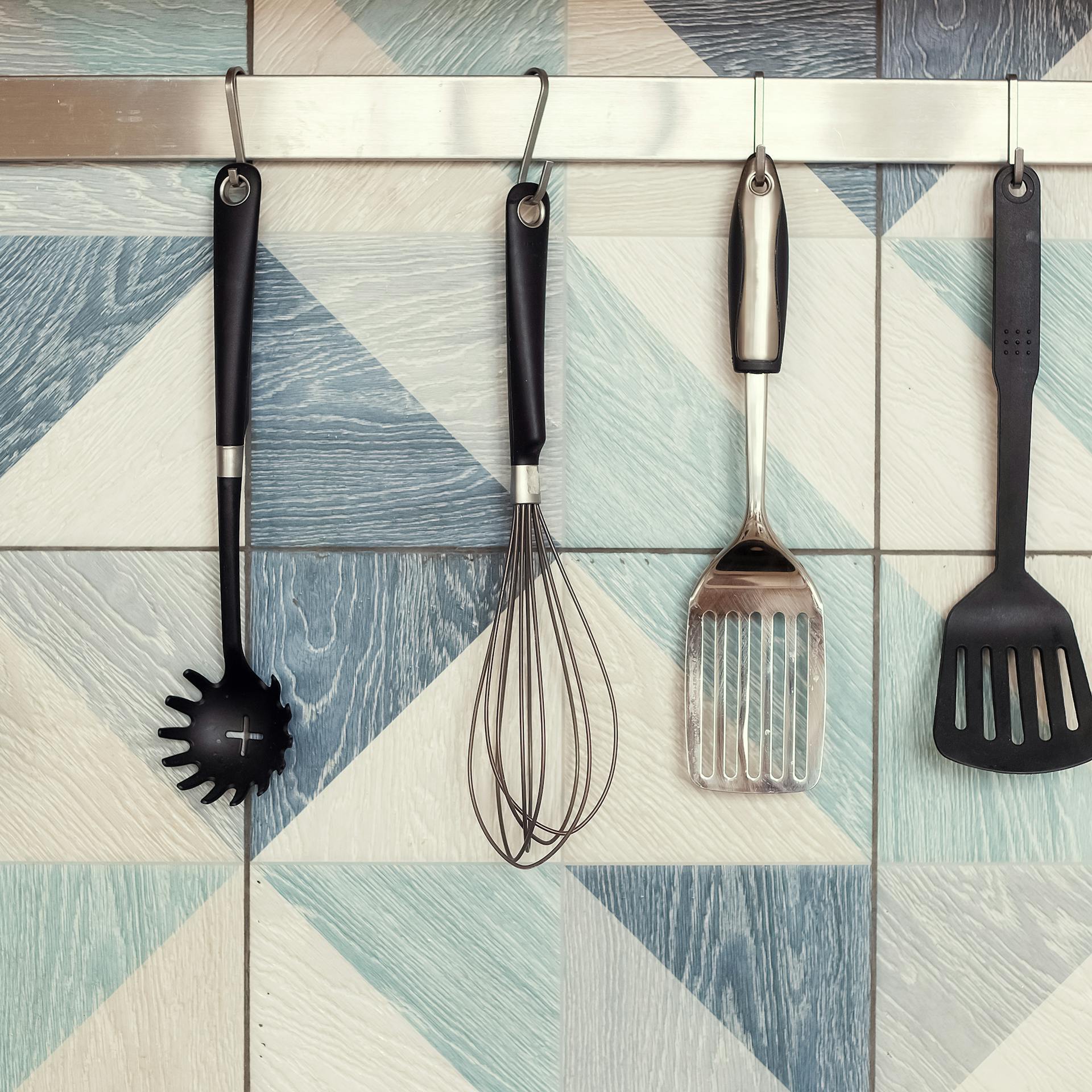 Relingsystem mit Kochutensilien an Haken