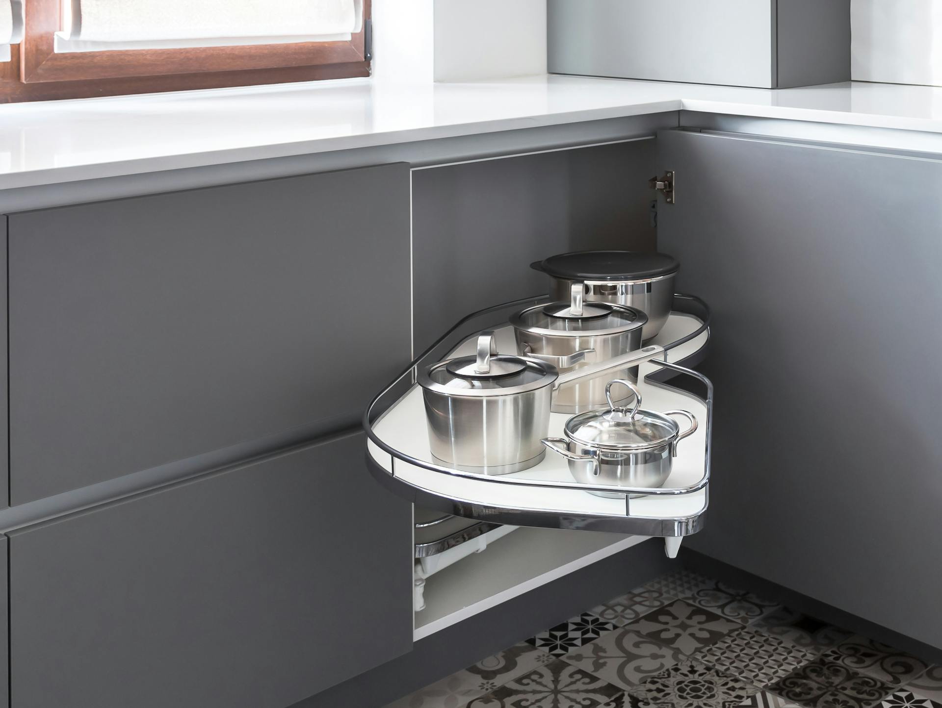 Küchenunterschrank mit Eckkarrussel