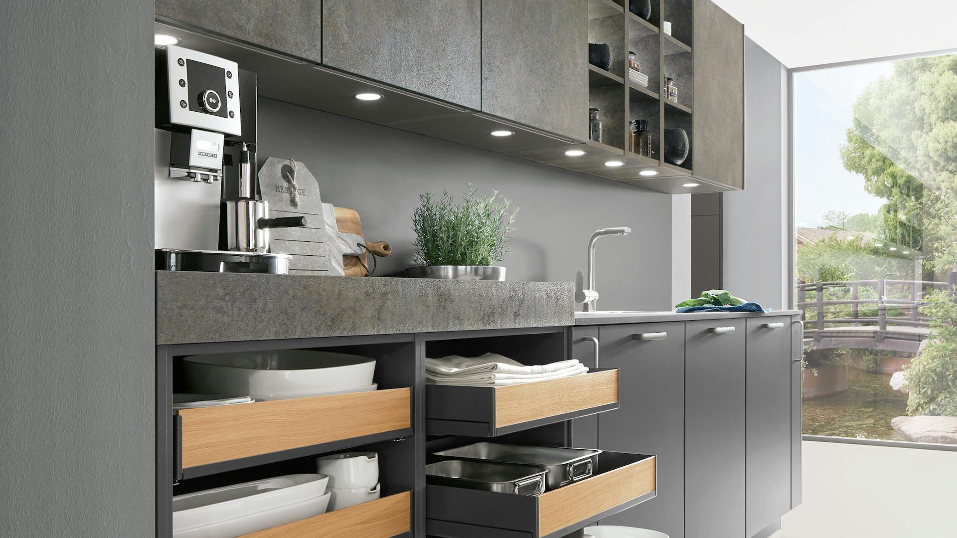 Viele Schubladen in der Küche