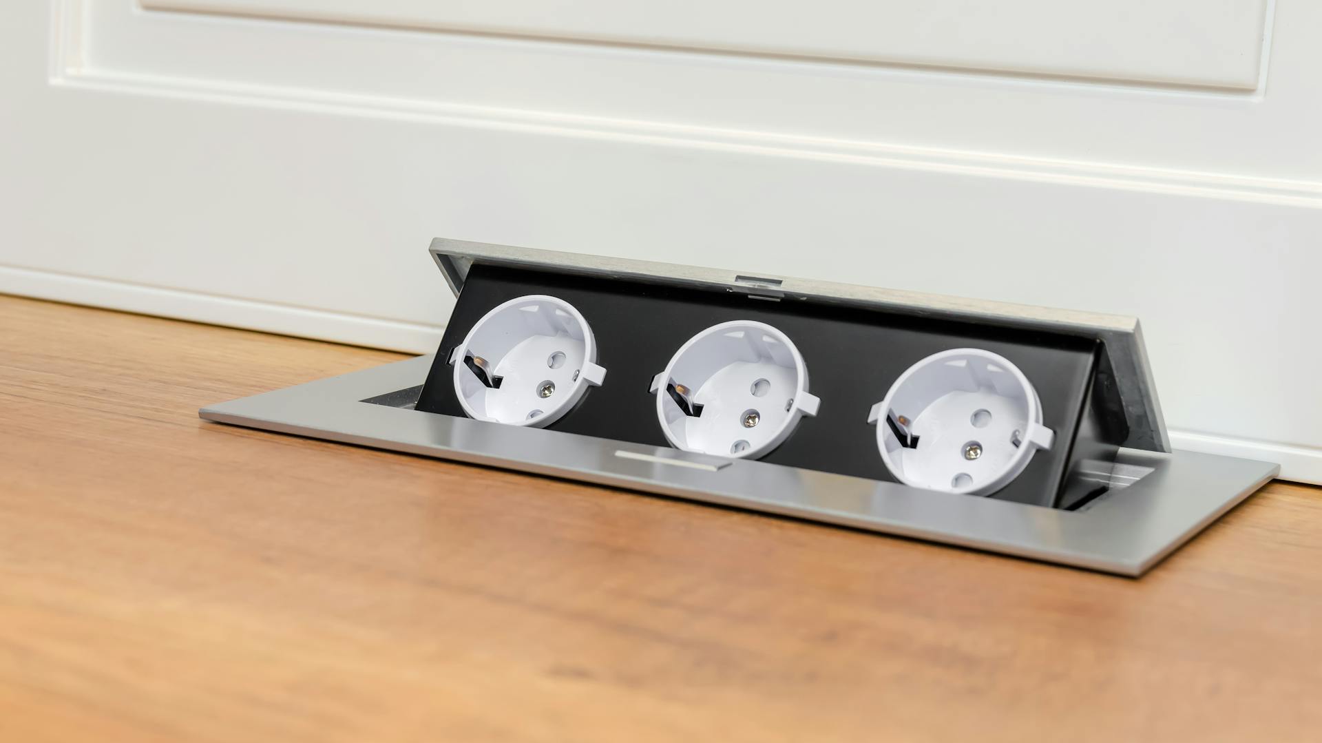 Versteckte Steckdose auf Küchenarbeitsplatte
