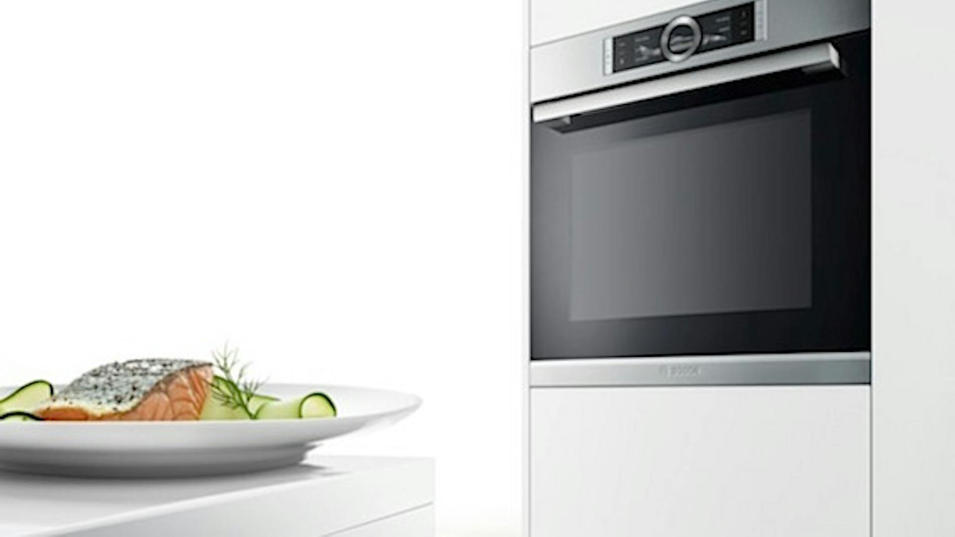 Weiße Küche mit Backofen