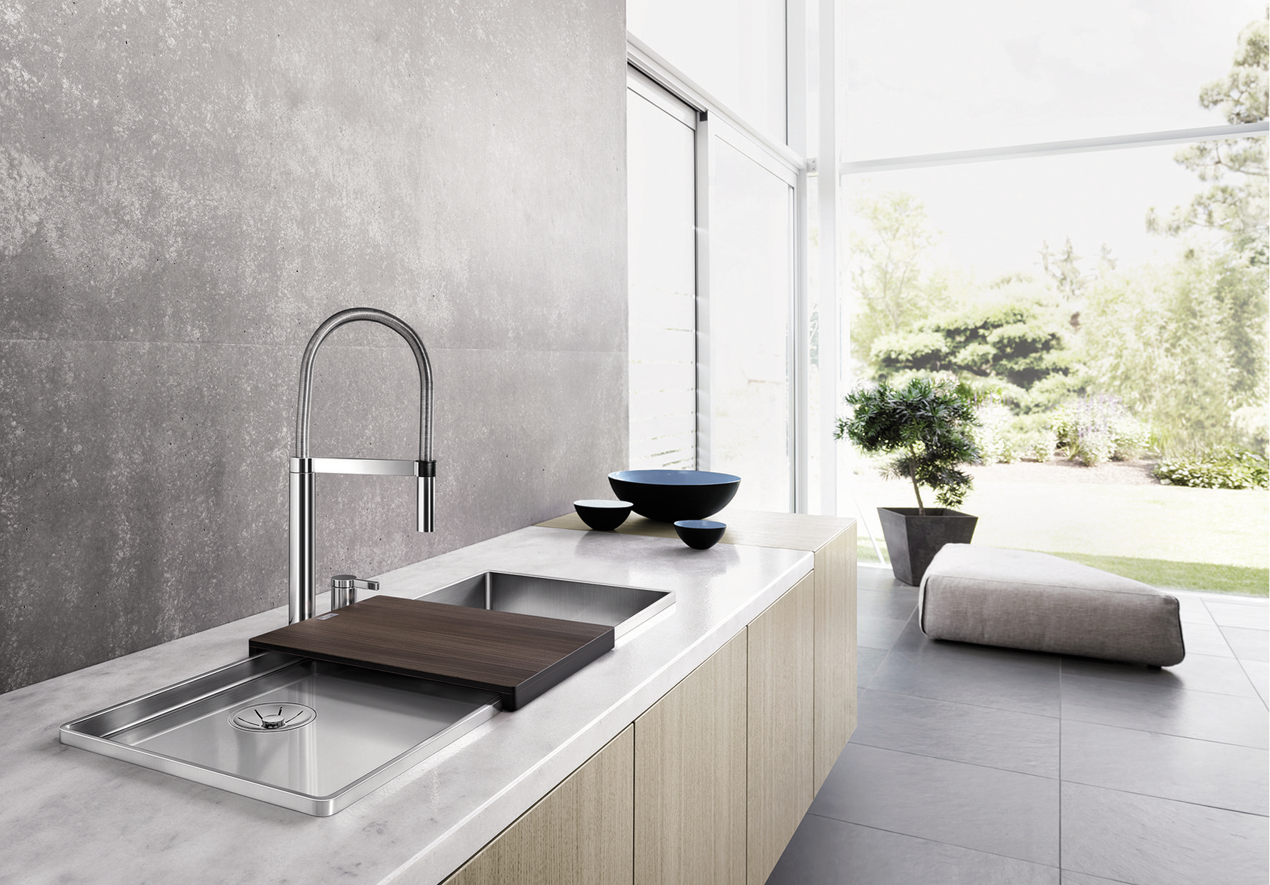 Küchenzeile mit Rückwand aus Beton