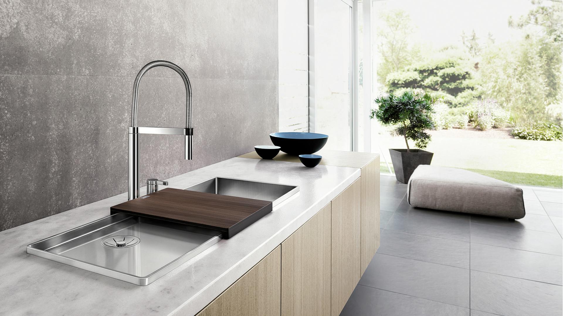 Küchenzeile mit Rückwand aus Beton