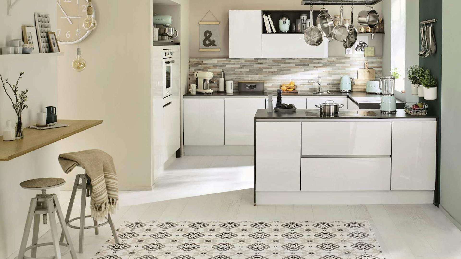 Weiße Küche in G-Form