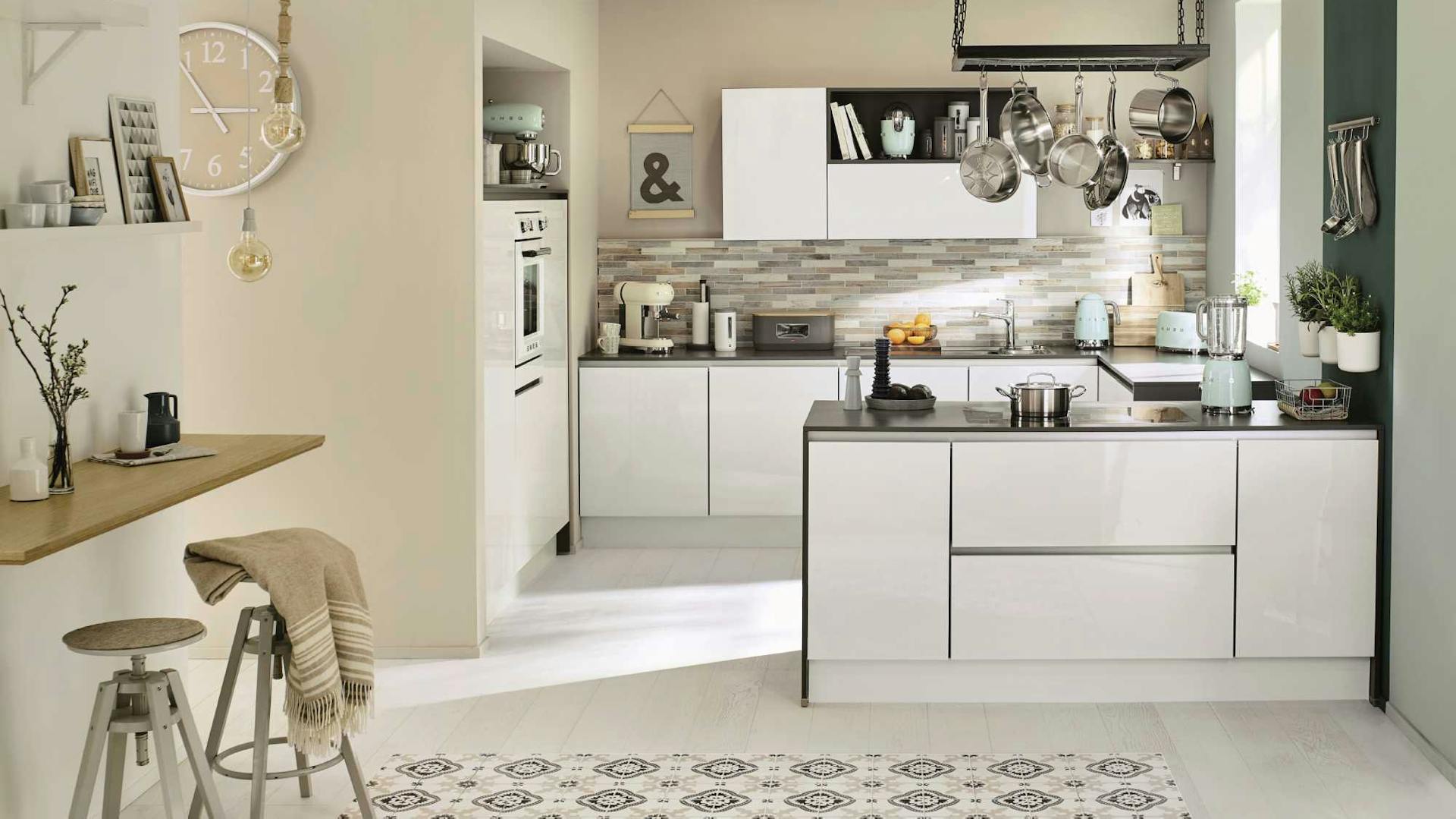 Weiße Küche in G-Form