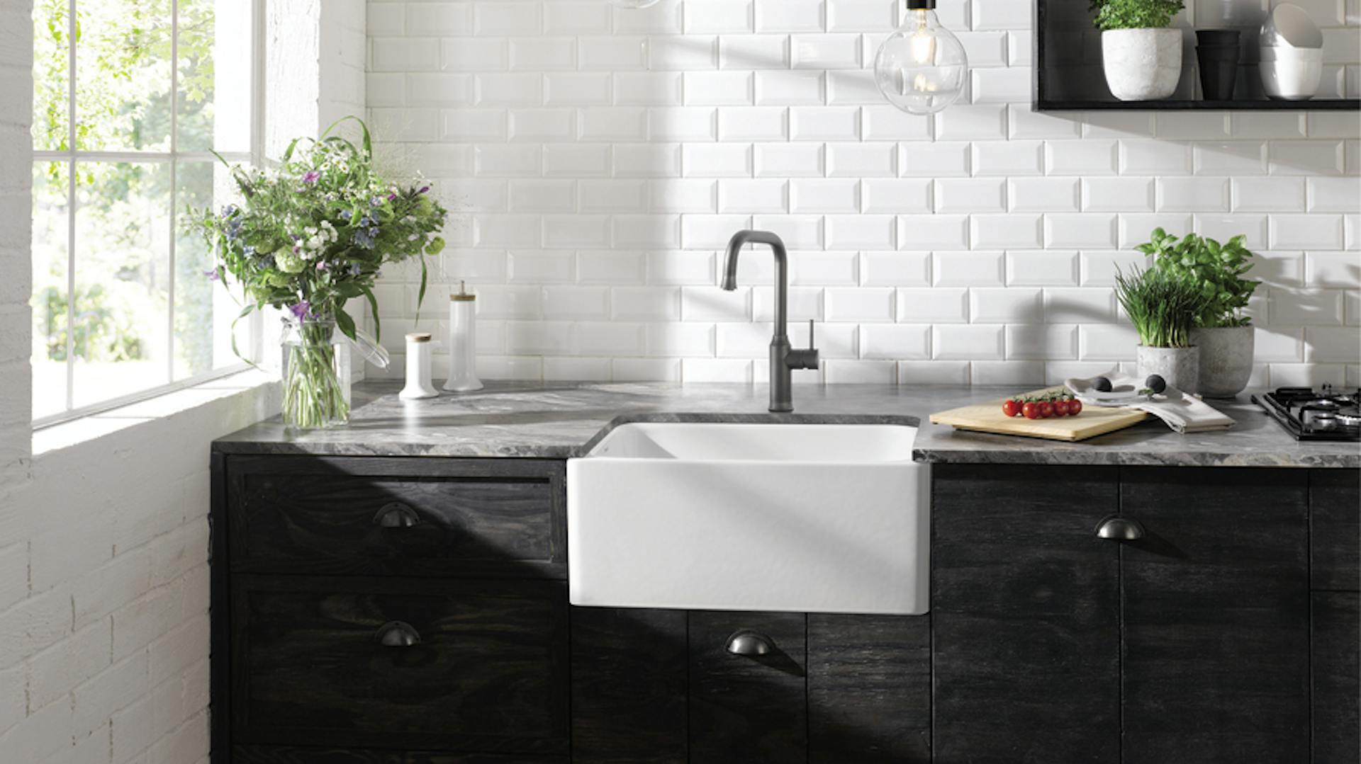 Küchenzeile aus dunklem Holz