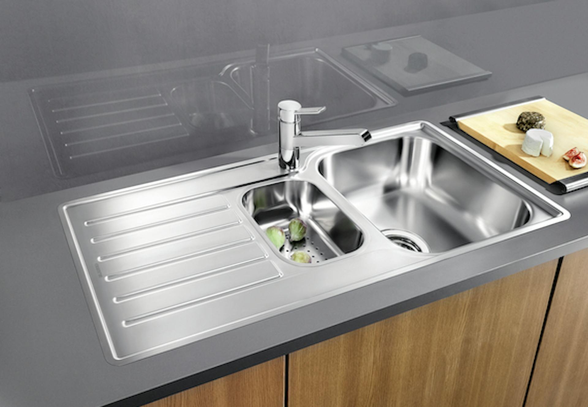 Lavello in acciaio inossidabile con piano di lavoro grigio