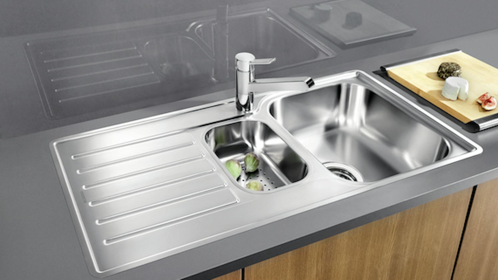 Edelstahlspüle mit grauer Arbeitsplatte