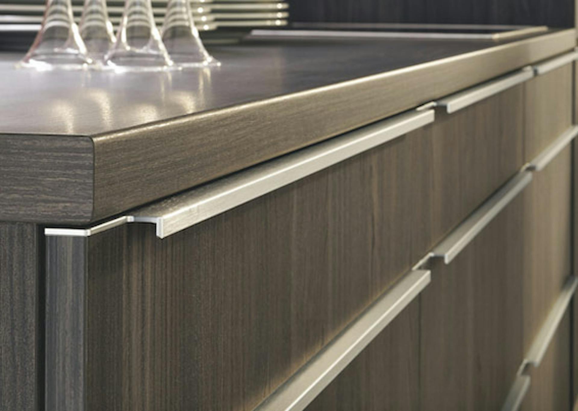 Cucina con maniglie applicate