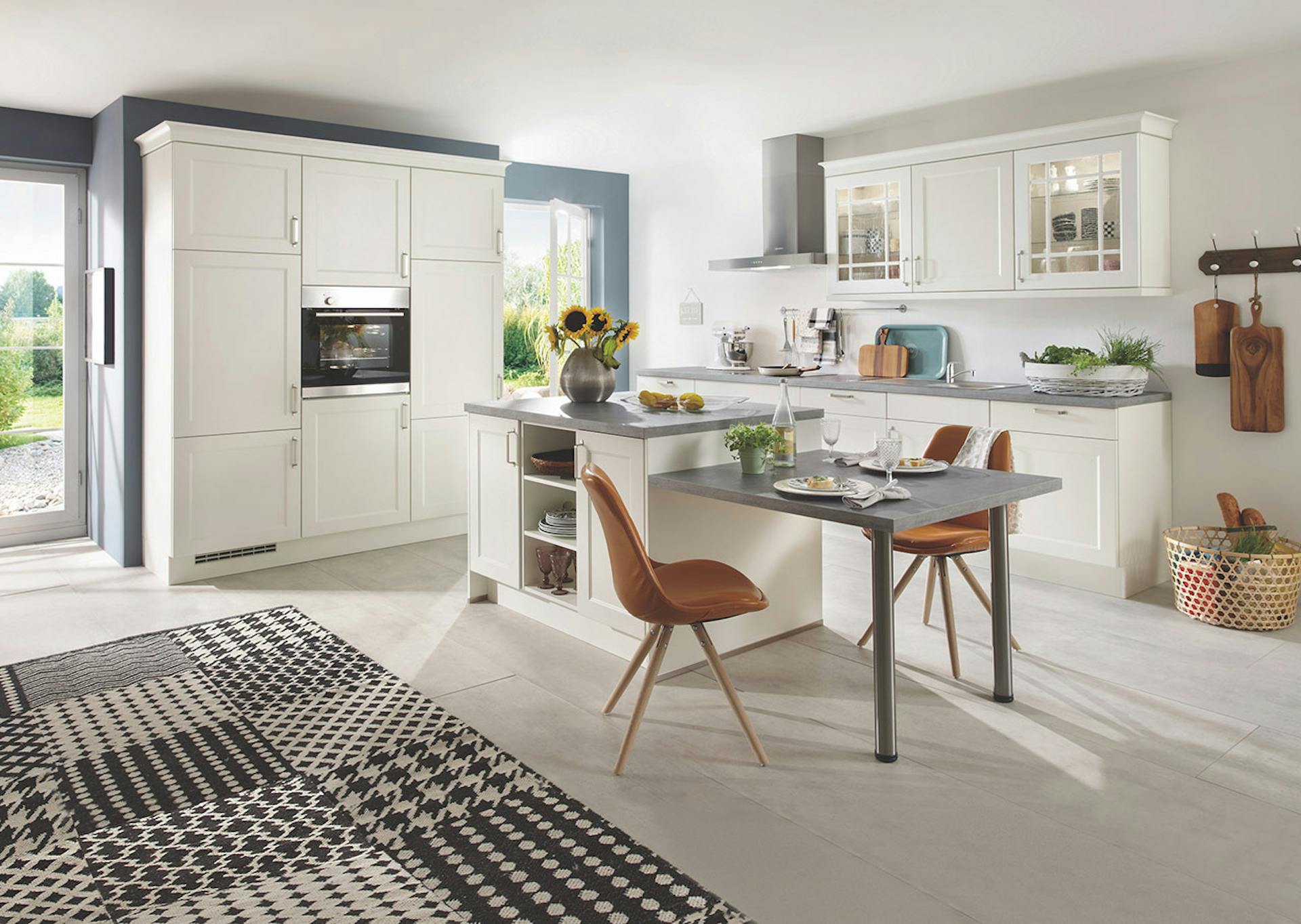 Cucina con frontale bianco e sedie marroni