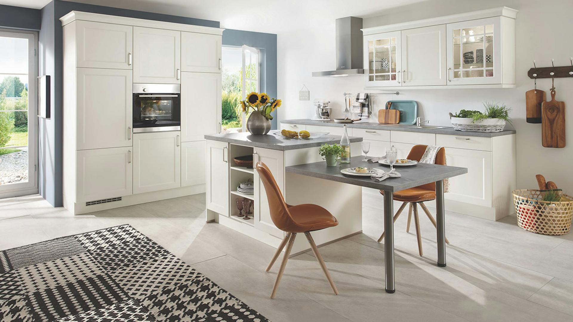 Küche mit weißer Front und braunen Stühlen