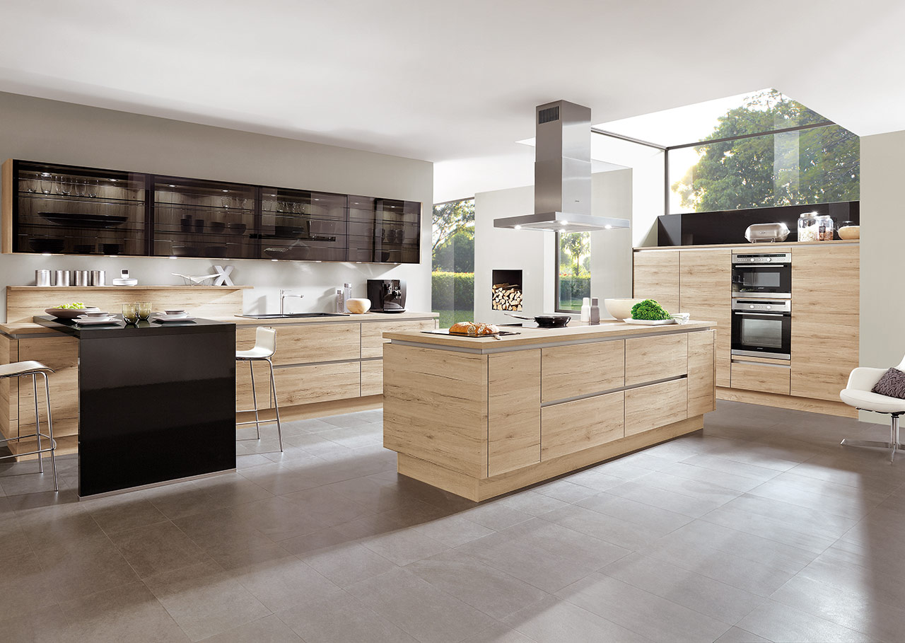 Küche mit Inseln und heller Front