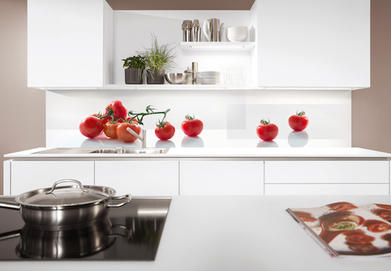 Ansicht einer Küchenzeile mit heller Küchenrückwand