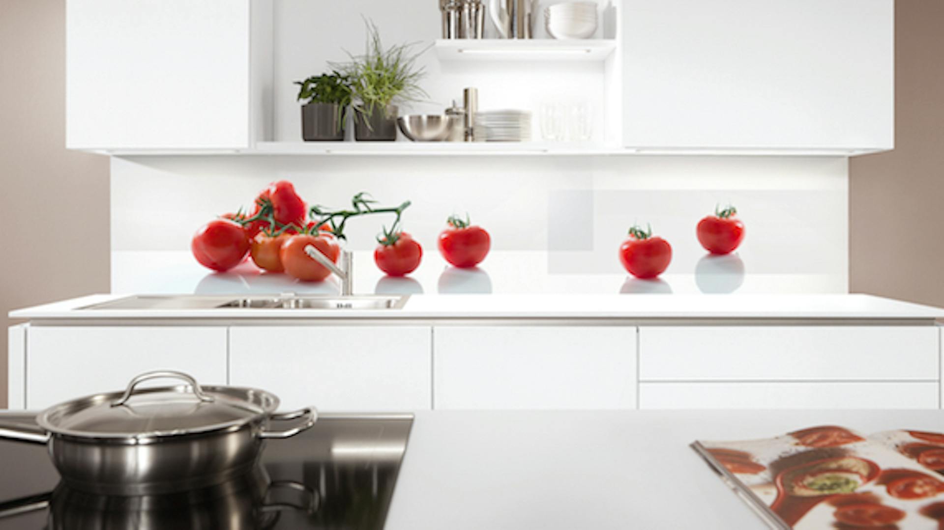 Ansicht einer Küchenzeile mit heller Küchenrückwand