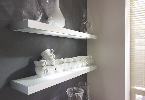 Lampen im Küchenregal