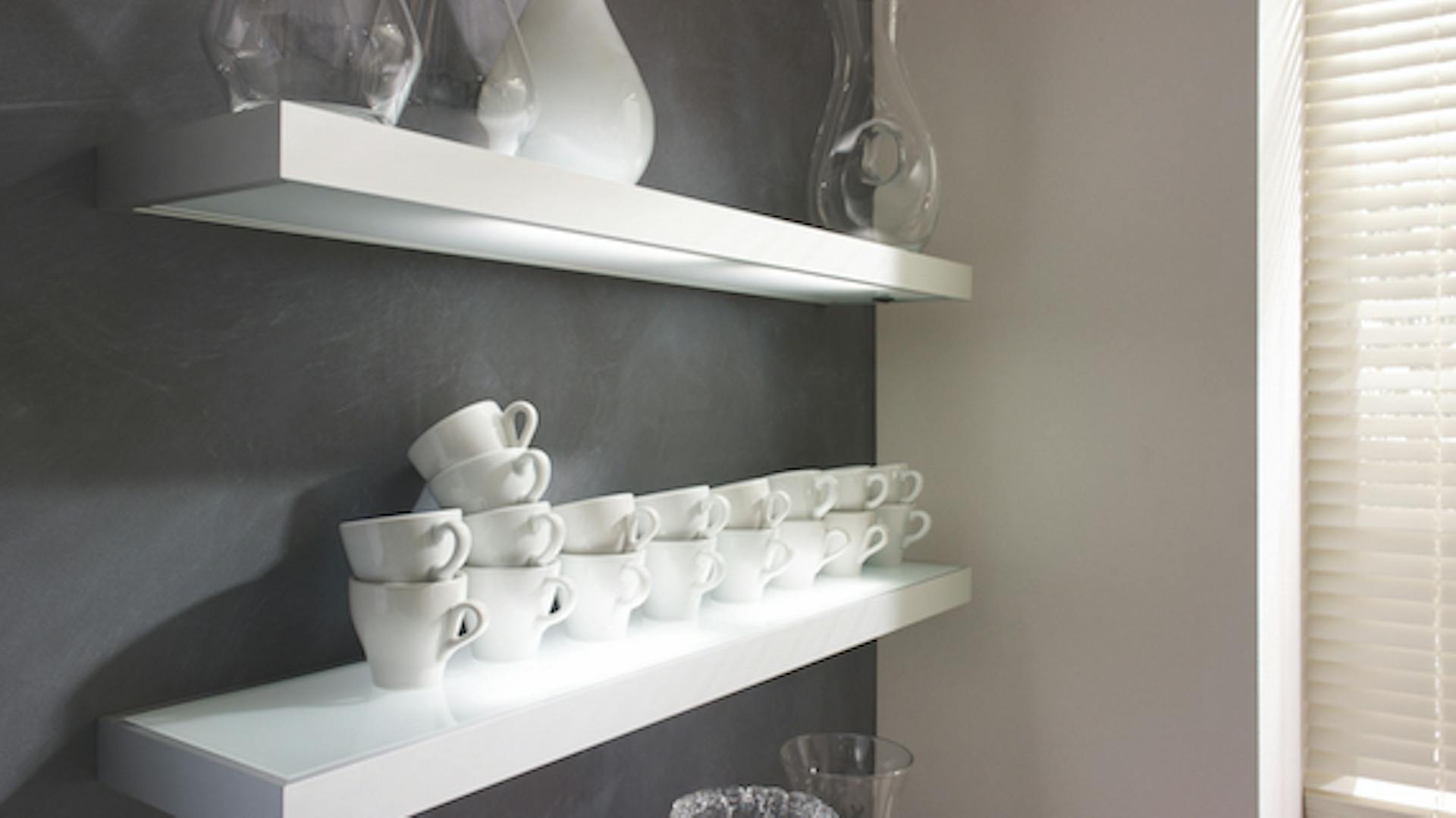 Lampen im Küchenregal