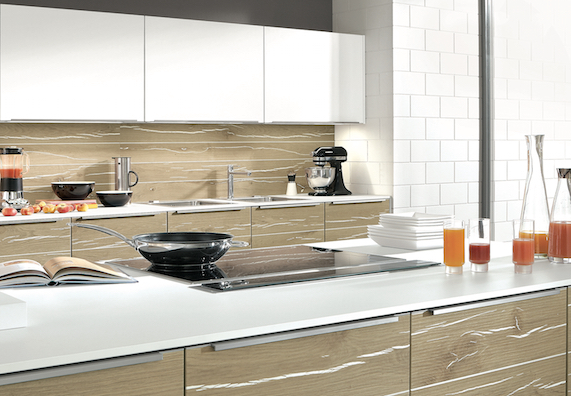 Küche mit eingefahrener Tischhaube