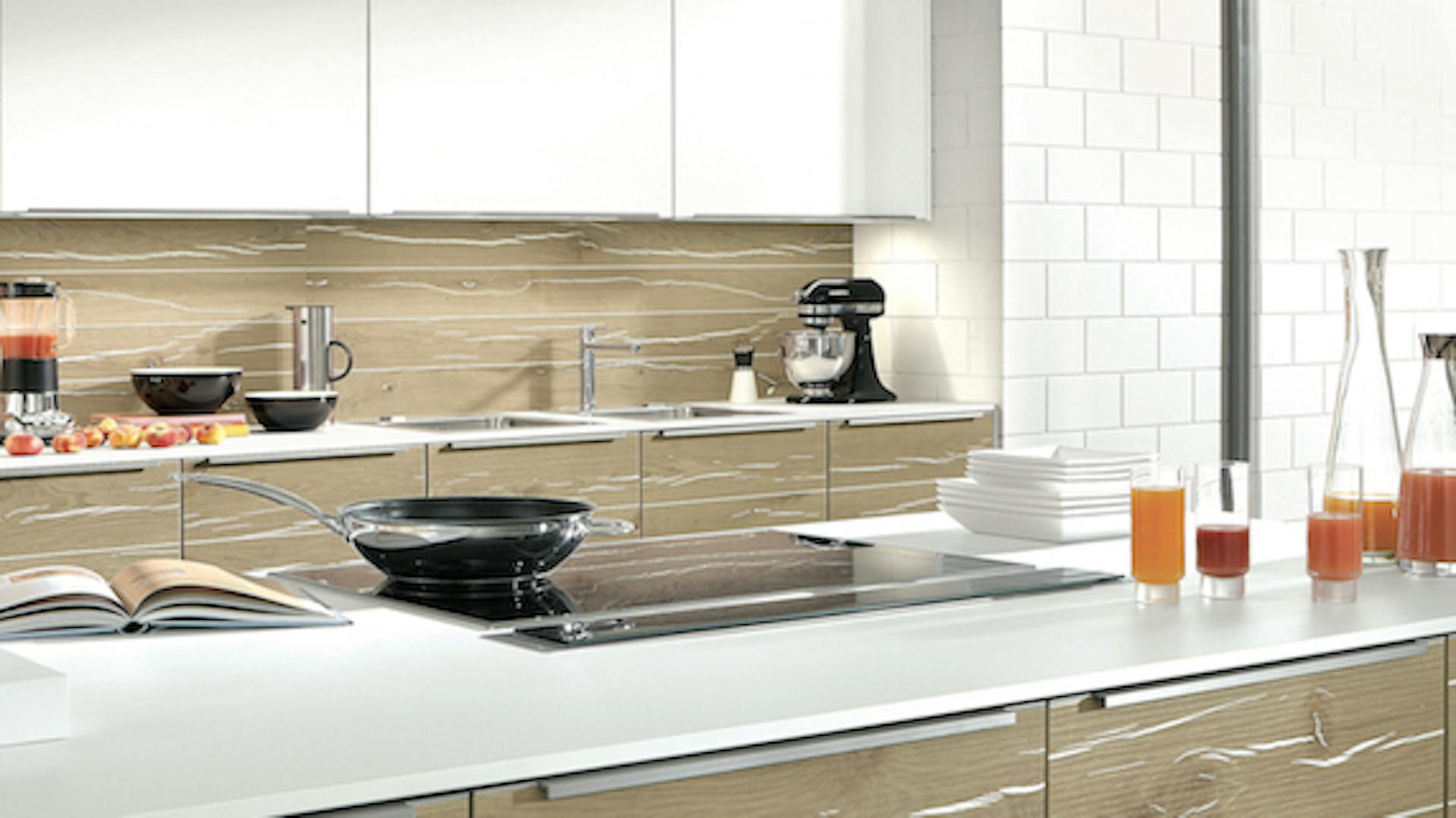 Küche mit eingefahrener Tischhaube