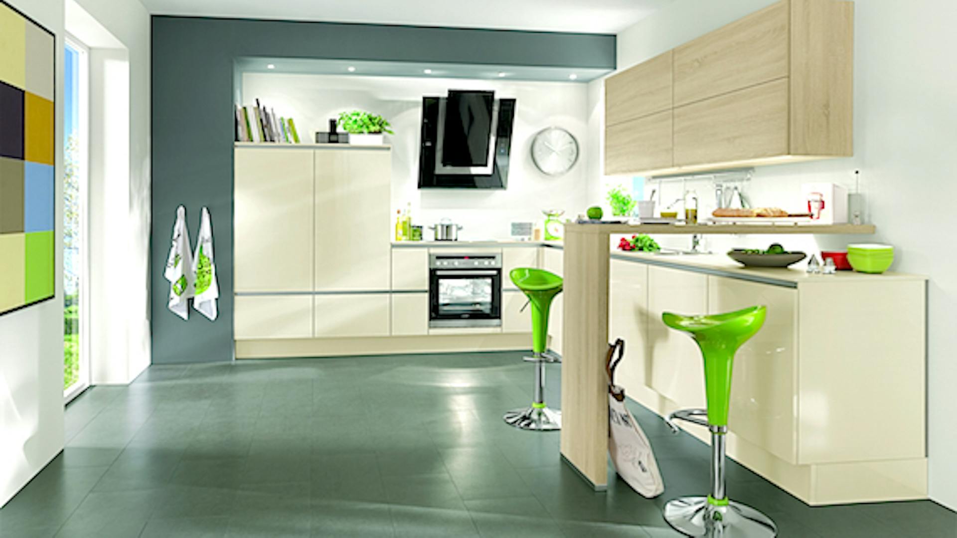 Eine Küche mit dunkler Wandabzugshaube