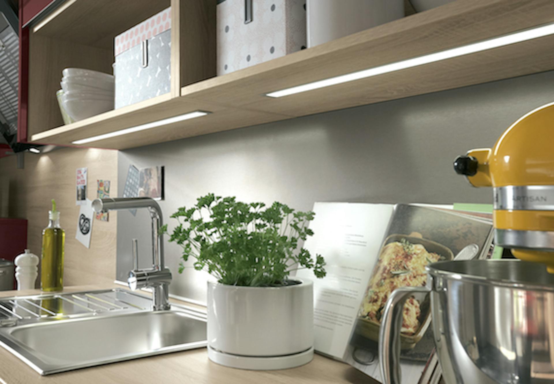Illuminazione per un piano di lavoro in cucina grazie a una striscia luminosa a LED